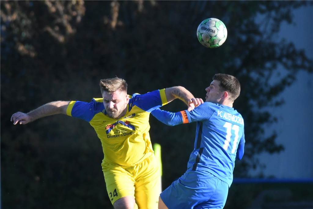 Fünf Spiele, fast 100 Fotos : Impressionen vom 14. Spieltag in Castrop-Rauxel Gegen den bisherigen Bezirksliga-Spitzenreiter FC Altenbochum geriet die Spvg Schwerin in der 90. Minute mit 1:2 in Rückstand - konnte aber in der 96. Minute durch Kapitän Kevin Wagener noch zum 2:2 ausgleichen.