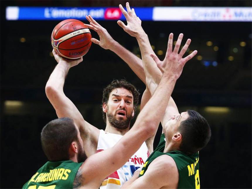 Gasol führt Spanien gegen Litauen zum EM-Titel Gegen den Center fanden auch die Litauer im Finale keine Mittel. Foto: Yoan Valat