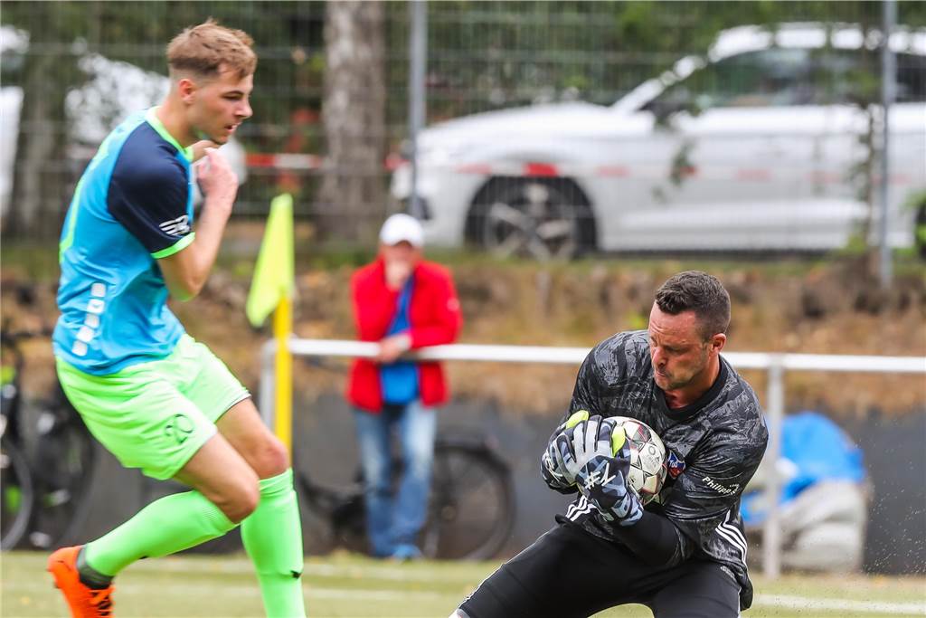 1,92 Meter groß, 96 Kilo schwer: Wer ist eigentlich die neue Kante im Bövinghauser Tor? Gegen den FC Kray verlor Bövinghausen zwar mit 1:4, Königs führte sich aber gut ein.