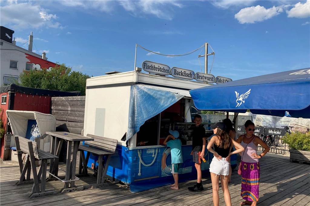 Sonne, Sand und echtes Strandfeeling: „Herr Walter“ im Hafen im Check Gegen den kleinen Hunger hilft das Angebot des Imbisswagens.