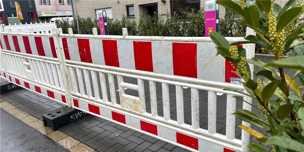 Klage gegen den Parkplatz an der Kreisstraße: Wie ist der Stand der Dinge? Gegen den Parkplatz an der Landsbergstraße/Kreisstraße hat es eine Klage gegeben. Seit dem Urteilsspruch dürfen die E-Lade-Parkplätze nicht mehr genutzt werden und sind abgesperrt.