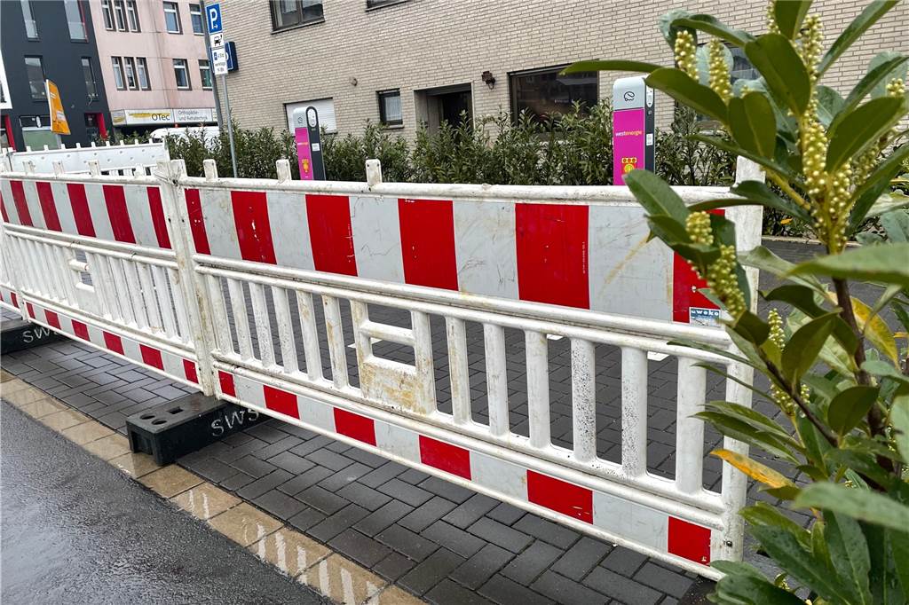 Schranken für Parkplatz an Kreisstraße: Stadt muss nach Klage handeln Rot-weiße Baken sperren E-Ladesäulen auf dem Parkplatz auf der Kreisstraße ab.