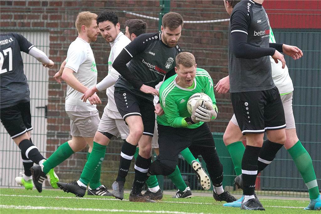 Gegen den SC Herten, Tabellenführer der Kreisliga B3, hielt Keeper Lukas Schulz den SV Bossendorf anfangs im Spiel, ehe Luke Shane Reining in der Schlussphase zwei Elfmeter zum 2:2-Endstand verwandelte.