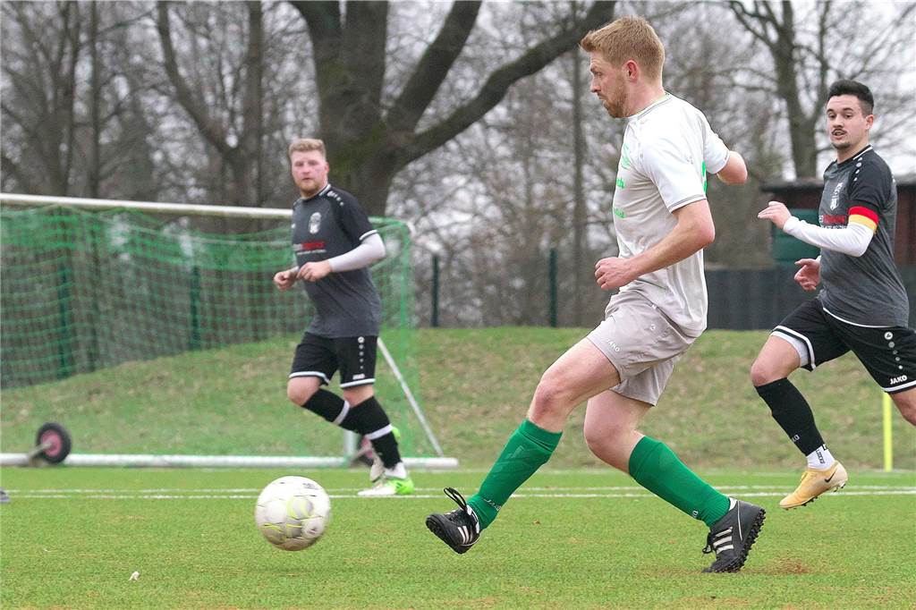 Gegen den SC Herten, Tabellenführer der Kreisliga B3, hielt Keeper Lukas Schulz den SV Bossendorf anfangs im Spiel, ehe Luke Shane Reining in der Schlussphase zwei Elfmeter zum 2:2-Endstand verwandelte.