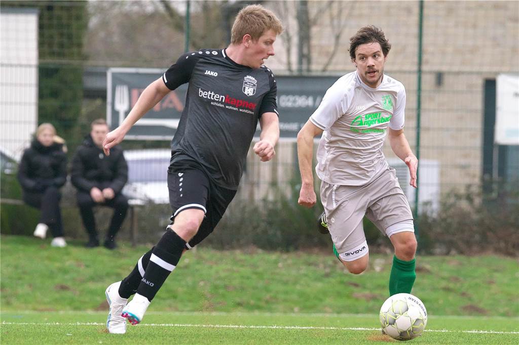 Gegen den SC Herten, Tabellenführer der Kreisliga B3, hielt Keeper Lukas Schulz den SV Bossendorf anfangs im Spiel, ehe Luke Shane Reining in der Schlussphase zwei Elfmeter zum 2:2-Endstand verwandelte.