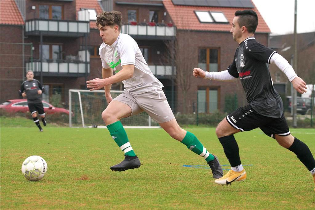 Gegen den SC Herten, Tabellenführer der Kreisliga B3, hielt Keeper Lukas Schulz den SV Bossendorf anfangs im Spiel, ehe Luke Shane Reining in der Schlussphase zwei Elfmeter zum 2:2-Endstand verwandelte.