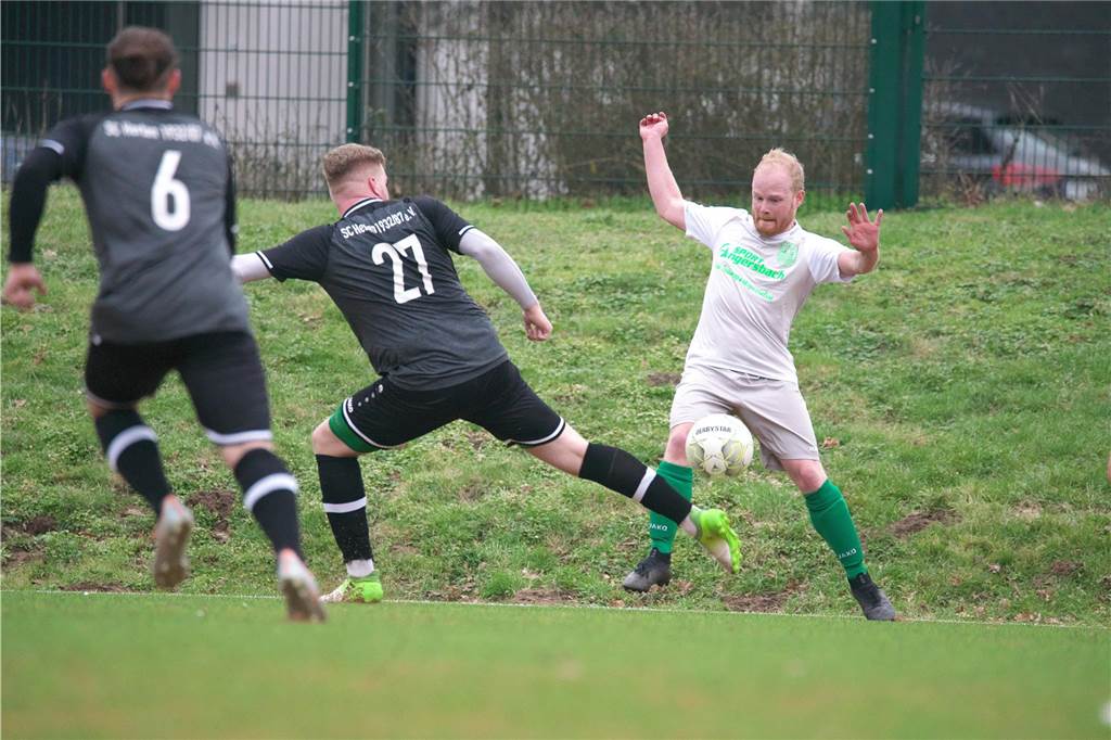 Gegen den SC Herten, Tabellenführer der Kreisliga B3, hielt Keeper Lukas Schulz den SV Bossendorf anfangs im Spiel, ehe Luke Shane Reining in der Schlussphase zwei Elfmeter zum 2:2-Endstand verwandelte.
