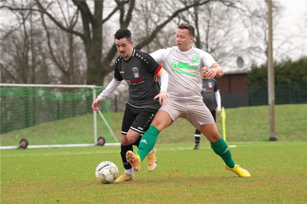 Gegen den SC Herten, Tabellenführer der Kreisliga B3, hielt Keeper Lukas Schulz den SV Bossendorf anfangs im Spiel, ehe Luke Shane Reining in der Schlussphase zwei Elfmeter zum 2:2-Endstand verwandelte.