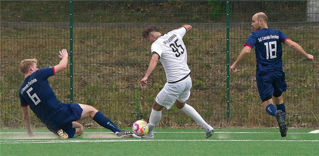Flaesheims Philipp Moos schlägt Alarm: „Das ist bei uns eine Vollkatastrophe!“ Gegen den SV Holsterhausen kassierten Philipp Moos (r.) und Concordia Flaesheim die erste Testspiel-Niederlage.