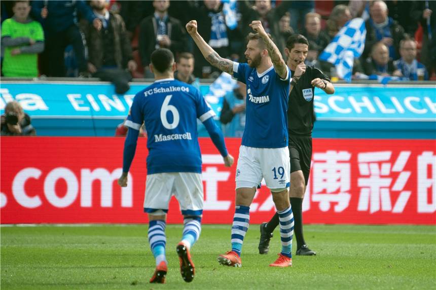 Schalke-Stürmer Burgstaller: „Auch der FC Bayern hat Schwächen“ Gegen die Bayern würde Guido Burgstaller (M.) sicherlich gerne einen Torjubel feiern.