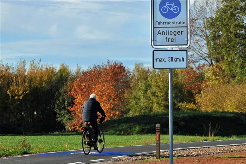 Klage gegen Fahrradstraße liegt beim Verwaltungsgericht – Richter muss entscheiden Gegen die Einrichtung der Fahrradstraße klagen fünf Landwirte.