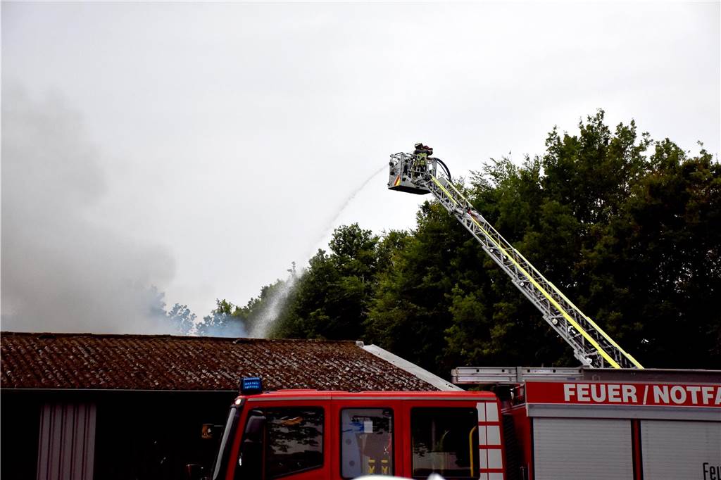 Viele Fotos vom Feuer in Legden-Wehr: Feuerwehrleute aus Legden und Ahaus im Einsatz