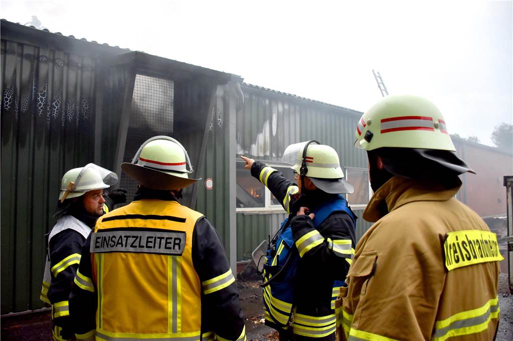Viele Fotos vom Feuer in Legden-Wehr: Feuerwehrleute aus Legden und Ahaus im Einsatz