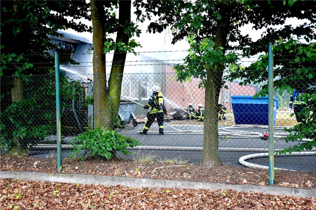 Viele Fotos vom Feuer in Legden-Wehr: Feuerwehrleute aus Legden und Ahaus im Einsatz