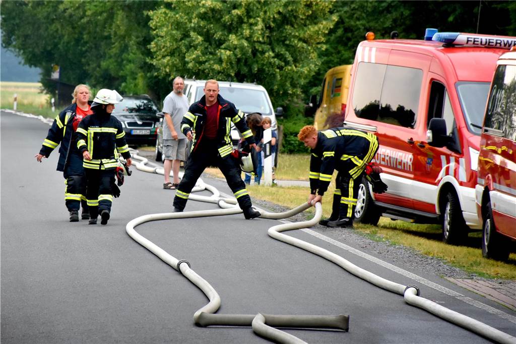 Viele Fotos vom Feuer in Legden-Wehr: Feuerwehrleute aus Legden und Ahaus im Einsatz