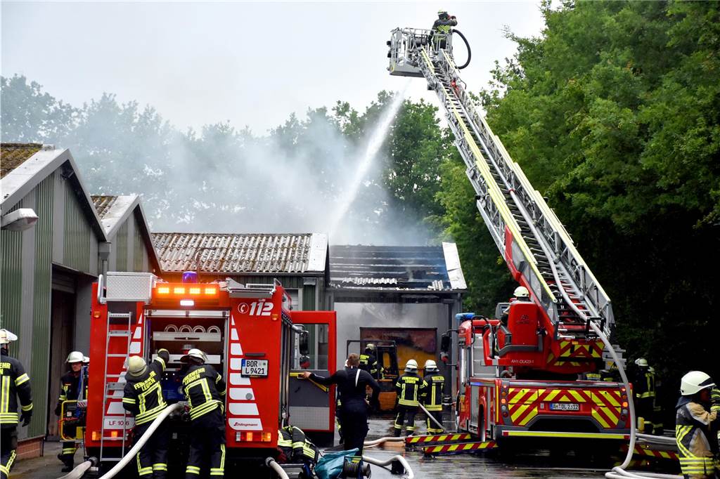 Viele Fotos vom Feuer in Legden-Wehr: Feuerwehrleute aus Legden und Ahaus im Einsatz