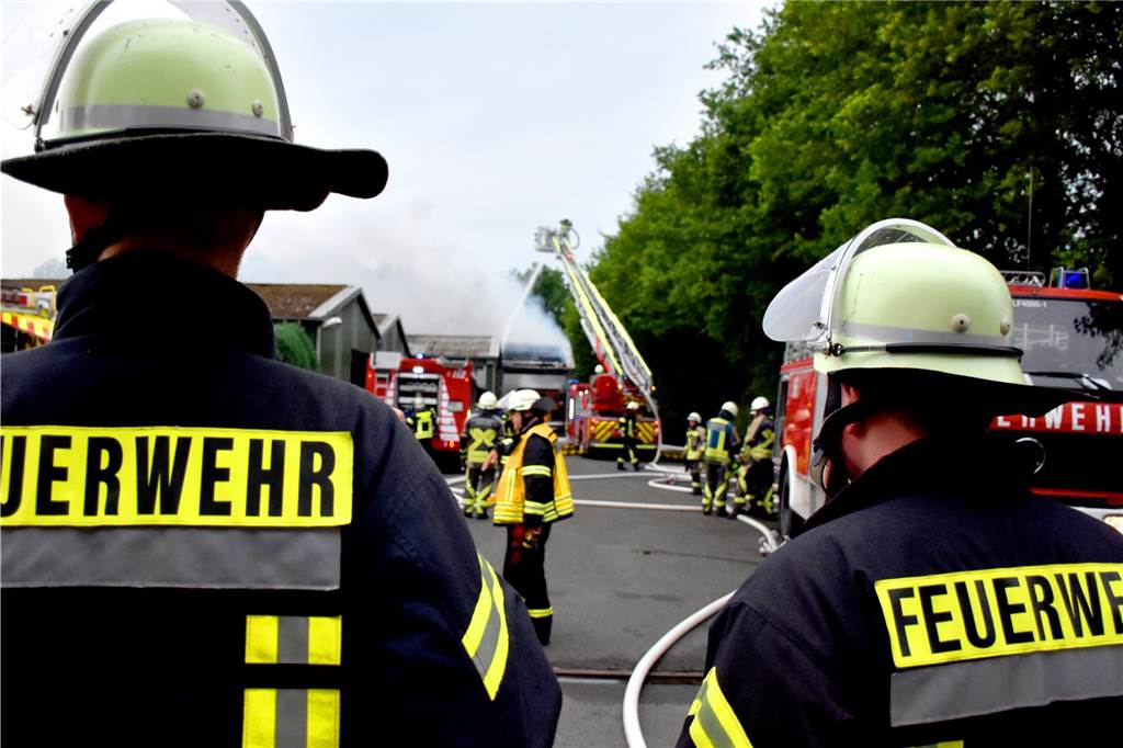 Viele Fotos vom Feuer in Legden-Wehr: Feuerwehrleute aus Legden und Ahaus im Einsatz