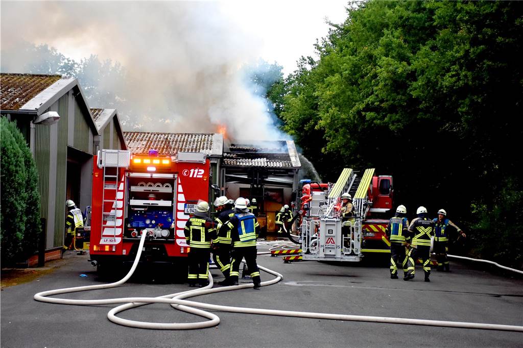 Viele Fotos vom Feuer in Legden-Wehr: Feuerwehrleute aus Legden und Ahaus im Einsatz