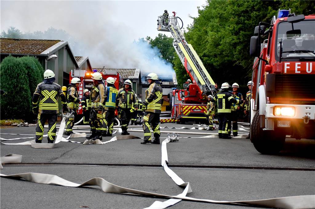 Viele Fotos vom Feuer in Legden-Wehr: Feuerwehrleute aus Legden und Ahaus im Einsatz