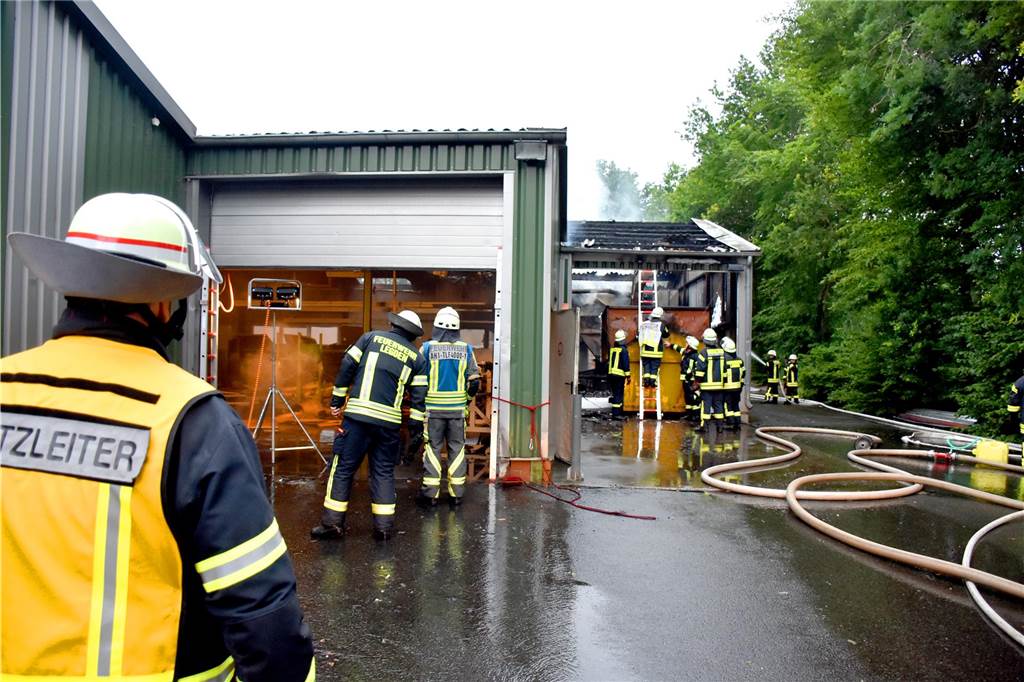 Viele Fotos vom Feuer in Legden-Wehr: Feuerwehrleute aus Legden und Ahaus im Einsatz