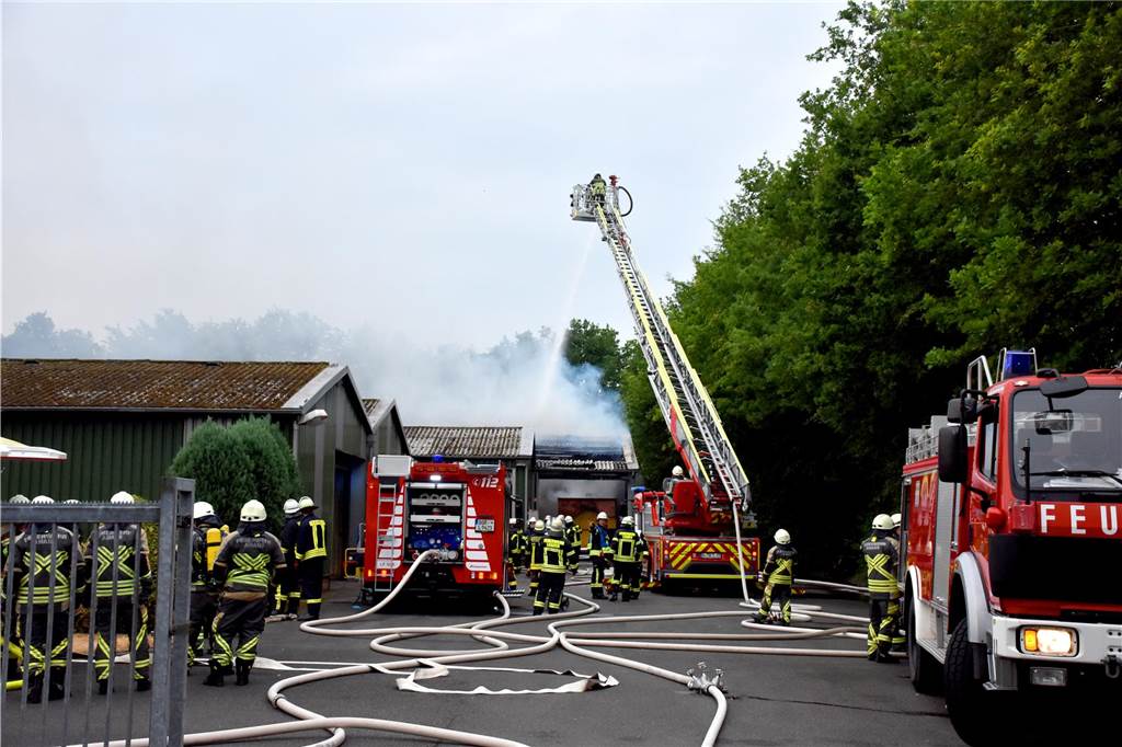 Viele Fotos vom Feuer in Legden-Wehr: Feuerwehrleute aus Legden und Ahaus im Einsatz