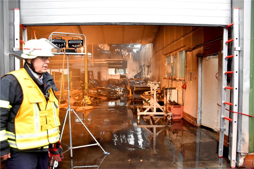 Viele Fotos vom Feuer in Legden-Wehr: Feuerwehrleute aus Legden und Ahaus im Einsatz