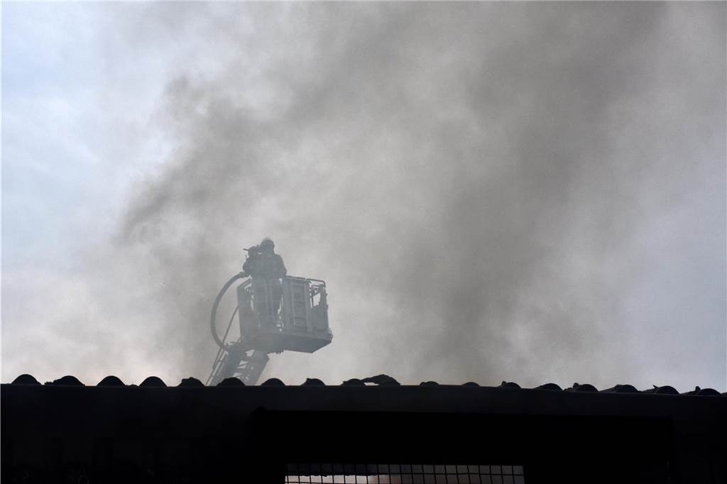 Viele Fotos vom Feuer in Legden-Wehr: Feuerwehrleute aus Legden und Ahaus im Einsatz