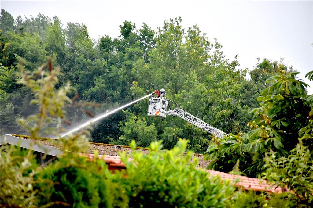 Viele Fotos vom Feuer in Legden-Wehr: Feuerwehrleute aus Legden und Ahaus im Einsatz