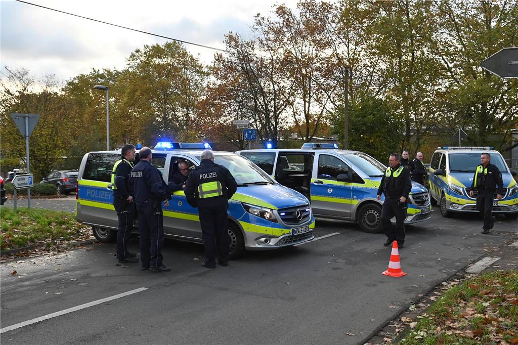 Gegen die Gesamtschule Wulfen in Dorsten lag am Montagmorgen (6.11.) eine Bombendrohung vor. Die Polizei hat die Schule geräumt und das Gelände weiträumig abgesperrt.