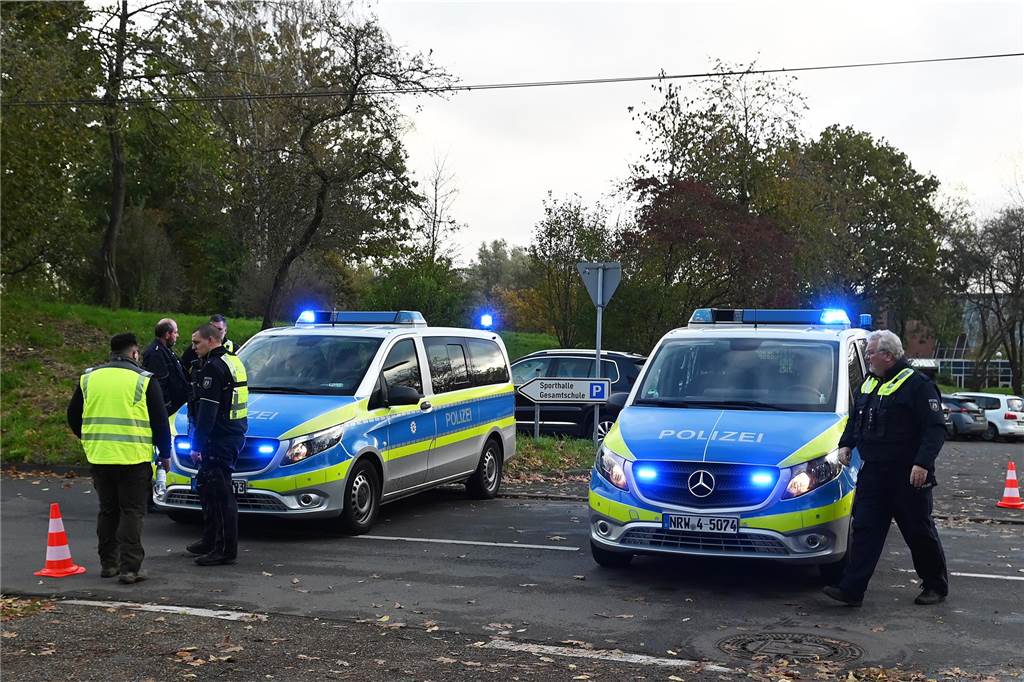 Gegen die Gesamtschule Wulfen in Dorsten lag am Montagmorgen (6.11.) eine Bombendrohung vor. Die Polizei hat die Schule geräumt und das Gelände weiträumig abgesperrt.