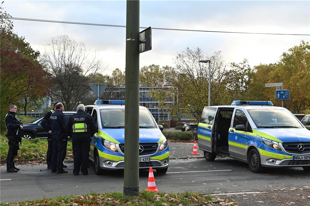 Gegen die Gesamtschule Wulfen in Dorsten lag am Montagmorgen (6.11.) eine Bombendrohung vor. Die Polizei hat die Schule geräumt und das Gelände weiträumig abgesperrt.