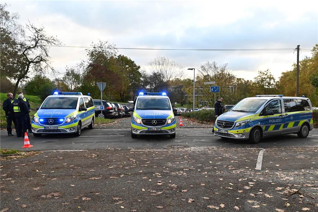 Gegen die Gesamtschule Wulfen in Dorsten lag am Montagmorgen (6.11.) eine Bombendrohung vor. Die Polizei hat die Schule geräumt und das Gelände weiträumig abgesperrt.