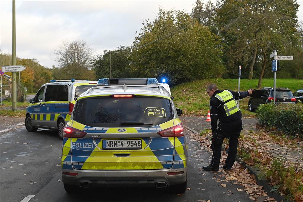 Gegen die Gesamtschule Wulfen in Dorsten lag am Montagmorgen (6.11.) eine Bombendrohung vor. Die Polizei hat die Schule geräumt und das Gelände weiträumig abgesperrt.