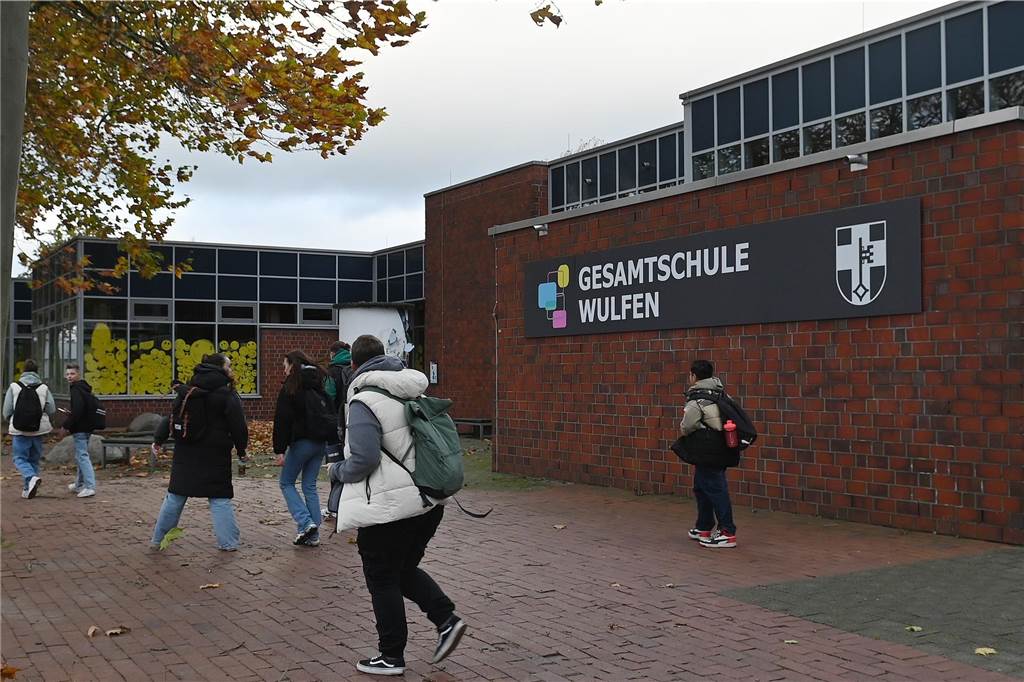 Gegen die Gesamtschule Wulfen in Dorsten lag am Montagmorgen (6.11.) eine Bombendrohung vor. Die Polizei hat die Schule geräumt und das Gelände weiträumig abgesperrt.