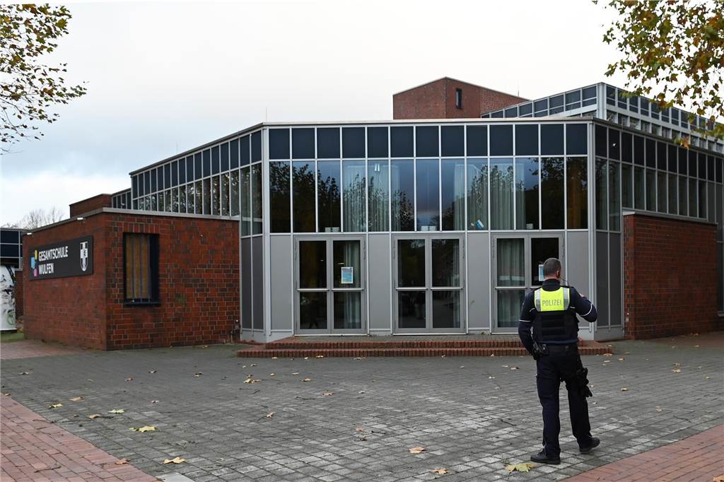 Gegen die Gesamtschule Wulfen in Dorsten lag am Montagmorgen (6.11.) eine Bombendrohung vor. Die Polizei hat die Schule geräumt und das Gelände weiträumig abgesperrt.