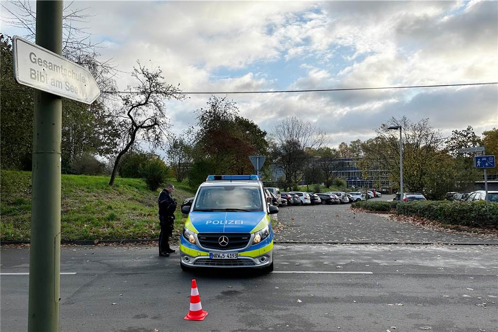 Gegen die Gesamtschule Wulfen in Dorsten lag am Montagmorgen (6.11.) eine Bombendrohung vor. Die Polizei hat die Schule geräumt und das Gelände weiträumig abgesperrt.