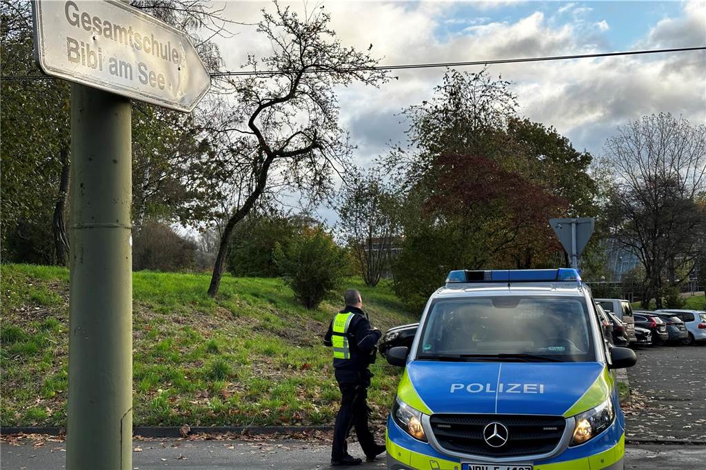 Gegen die Gesamtschule Wulfen in Dorsten lag am Montagmorgen (6.11.) eine Bombendrohung vor. Die Polizei hat die Schule geräumt und das Gelände weiträumig abgesperrt.