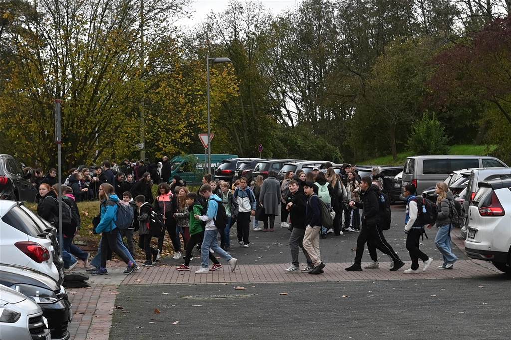 Gegen die Gesamtschule Wulfen in Dorsten lag am Montagmorgen (6.11.) eine Bombendrohung vor. Die Polizei hat die Schule geräumt und das Gelände weiträumig abgesperrt.