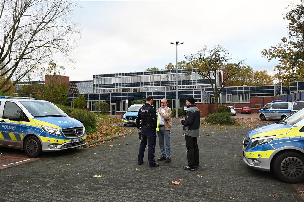 Gegen die Gesamtschule Wulfen in Dorsten lag am Montagmorgen (6.11.) eine Bombendrohung vor. Die Polizei hat die Schule geräumt und das Gelände weiträumig abgesperrt.