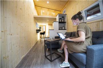 Gegen die große Wohnungsnot könnten Tiny Houses einen Mini-Beitrag leisten. Allerdings gibt es rechtliche Auflagen. Einige Kommunen prüfen spezielle Siedlungen.