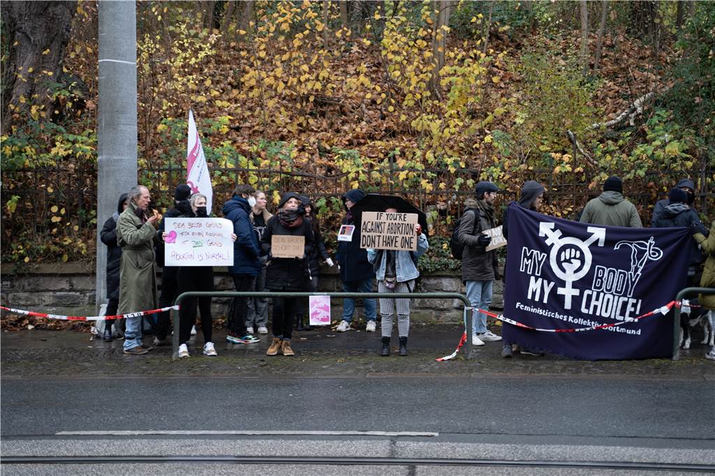 Niederländische Abtreibungsgegner hetzen gegen Klinik: Verdacht auf Volksverhetzung Gegen die radikalen Abtreibungsgegner versammelte sich ein Gegenprotest am Mittwoch in Körne. Sie zeigten sich solidarisch mit der Ärztin Raven.