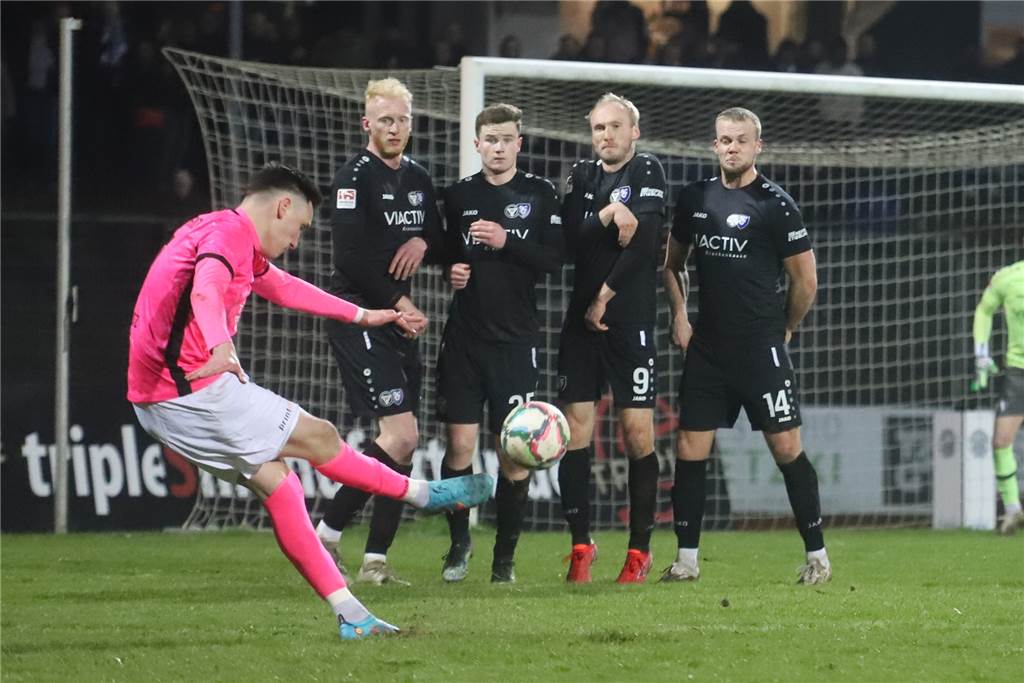 Gegen die SG Wattenscheid spielte Tim Schemmer (r.) in seinem zweiten Oberliga-Spiel direkt vor 850 Zuschauern und unter Flutlicht.