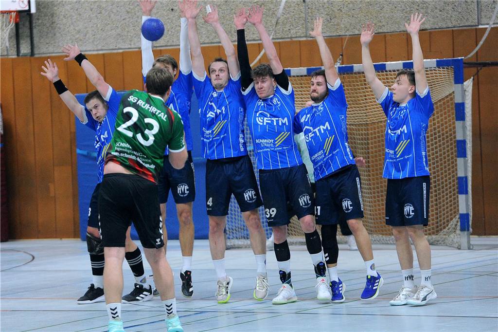 HVE Villigst-Ergste fegt das Schlusslicht vom Parkett: Gegner war „nicht ligatauglich“ Ein Handballer beim Wurf gegen die Abwehrmauer.