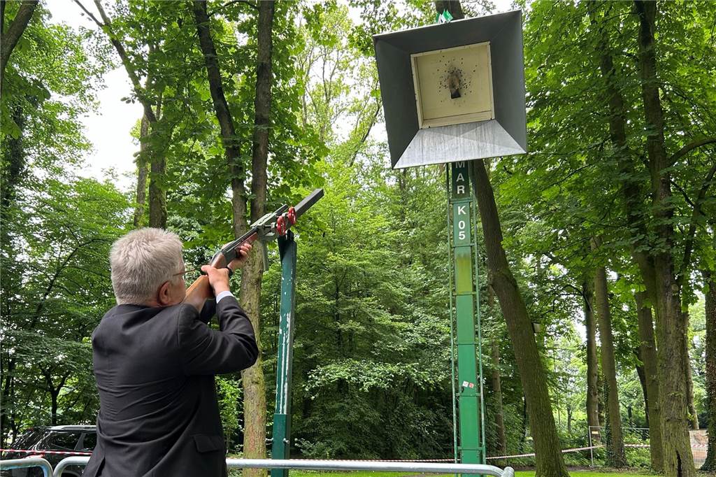 Josef Harking regiert den Schützenvereins Feldmark 05 Gegen Ende bewies Josef Harking, wie gut er auf den Vogel schießen kann.