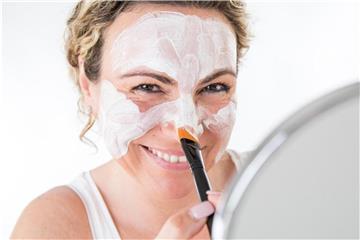 Gegen Fältchen können zum Beispiel Produkte mit Retinol helfen. Foto: Christin Klose