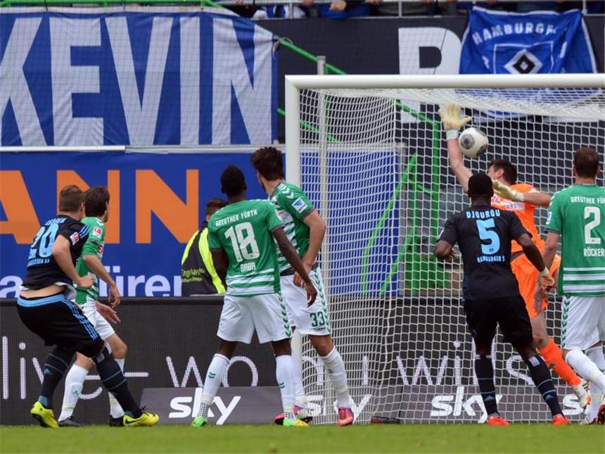 Wieder eine HSV-Saison mit viel Frust Gegen Greuther Fürth schoss Pierre-Michel Lasogga (l) das rettenden Tor für den HSV. Foto: David Ebener