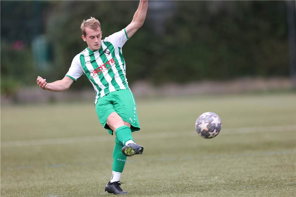 PSV Bork ist plötzlich der gejagte Tabellenführer Luca Helmig führt den Ball.