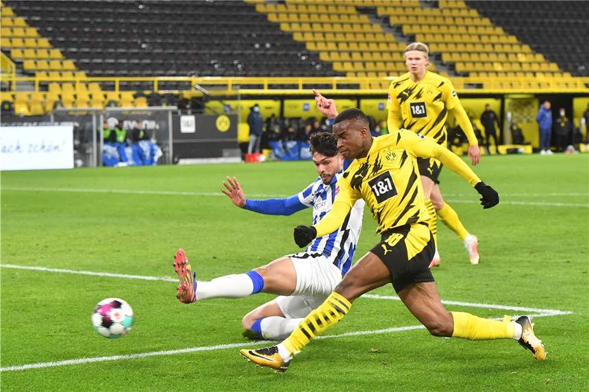 BVB-Youngster Moukoko: Immer wieder Berlin - und bald bei der U21-EM Gegen Hertha BSC gelang Youssoufa Moukoko (r.) sein erstes BVB-Heimtor.
