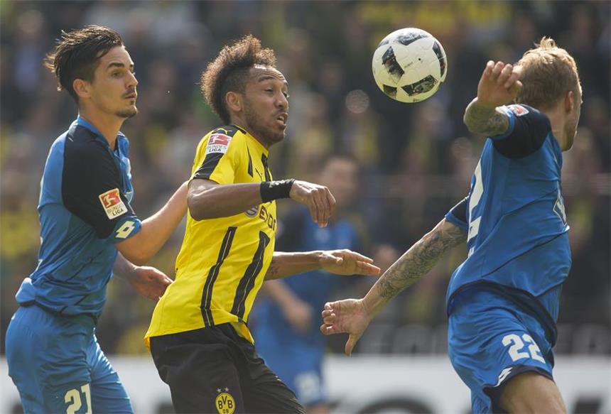 Gegen Hoffenheim kaum zu sehen - dennoch erzielte Pierre-Emerick Aubameyang (M.) in der Schlussphase der Partie seinen 28. Saisontreffer.