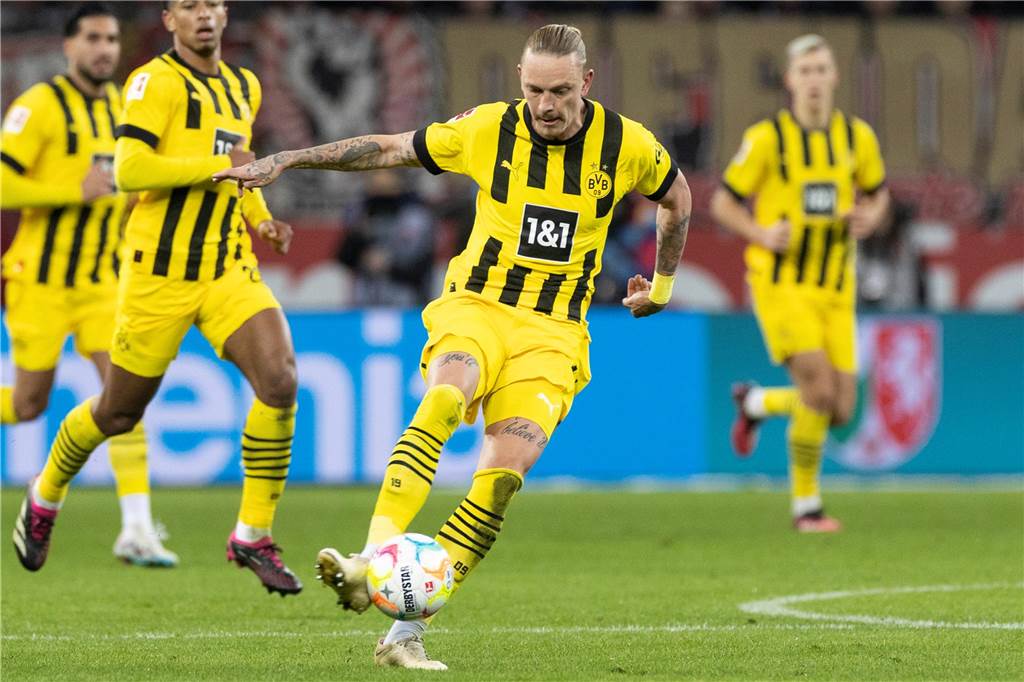 Herz-Operation bei Marius Wolf: BVB-Profi hatte Angst um seine Karriere Marius Wolf auf dem Platz mit dem Ball.